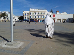 Woman wearing Haik, traditional female dress in Essaouira - By Felipe Benjamin Francisco