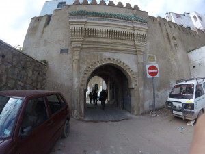 Bab Mqabar o Puerta de los cementerios - Por Grupo nhǝḍṛu